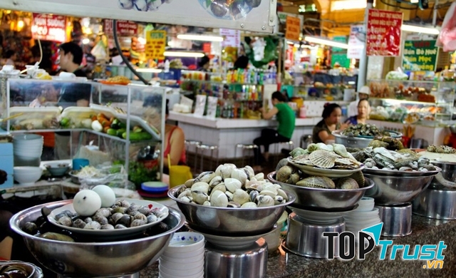 Các nguyên liệu tươi ngon được bày bán ở chợ đêm Bến Thành