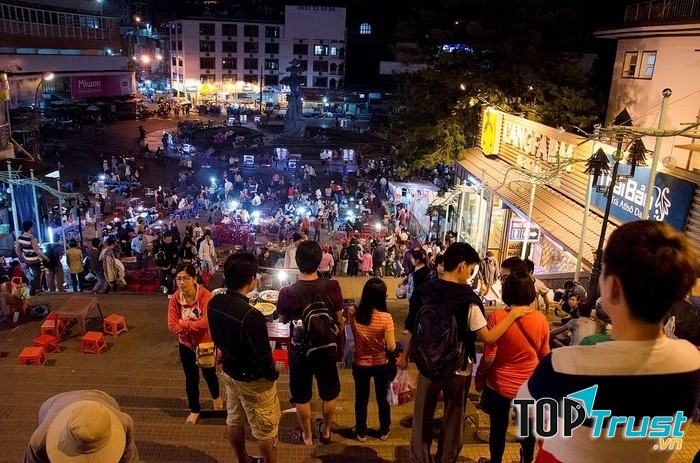 Toàn cảnh chợ đêm Đà Lạt