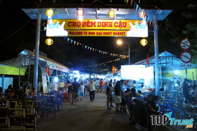 Chợ đêm Dinh Cậu