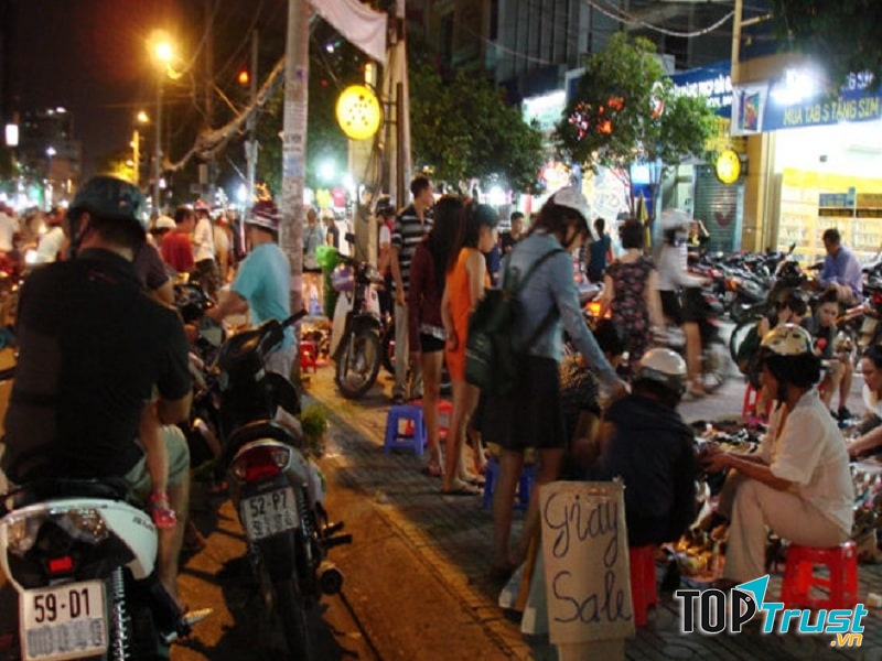 Chợ đêm gần công viên Lê Thị Riêng bán đa dạng mặt hàng