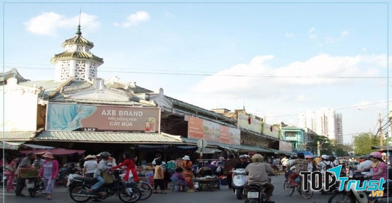 Chợ Hòa Bình là địa chỉ không thể bỏ qua ở Sài Gòn
