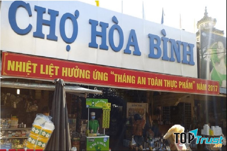 Chợ Hòa Bình nổi tiếng với nhiều khu ăn uống giá rẻ