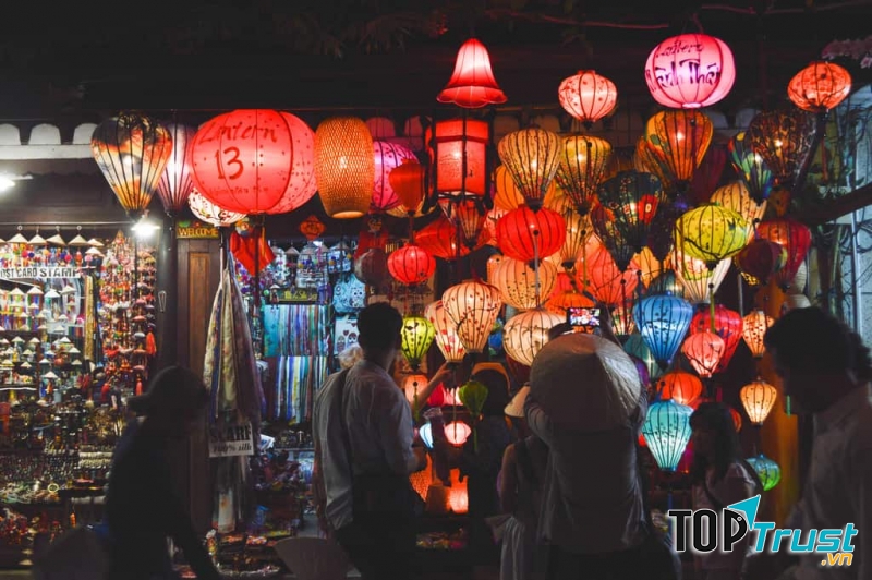 Đèn lồng rực rỡ sắc màu ở chợ đêm Hội An