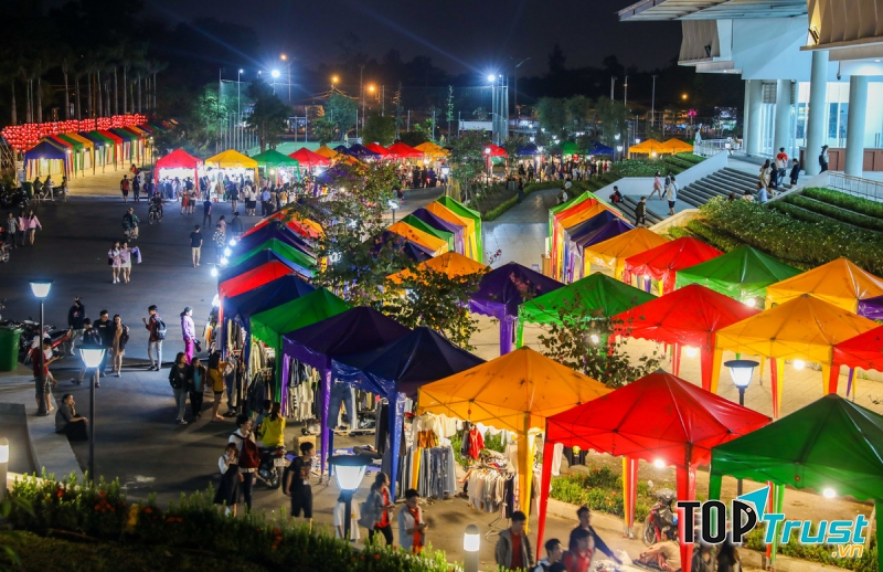 Cái tên vàng trong làng chợ quần áo bán buôn, bán lẻ giá rẻ Sài Gòn là Chợ đêm làng đại học Thủ Đức.