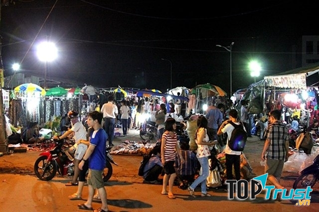 Chợ đêm làng Đại học Thủ Đức (Nguồn: Internet)