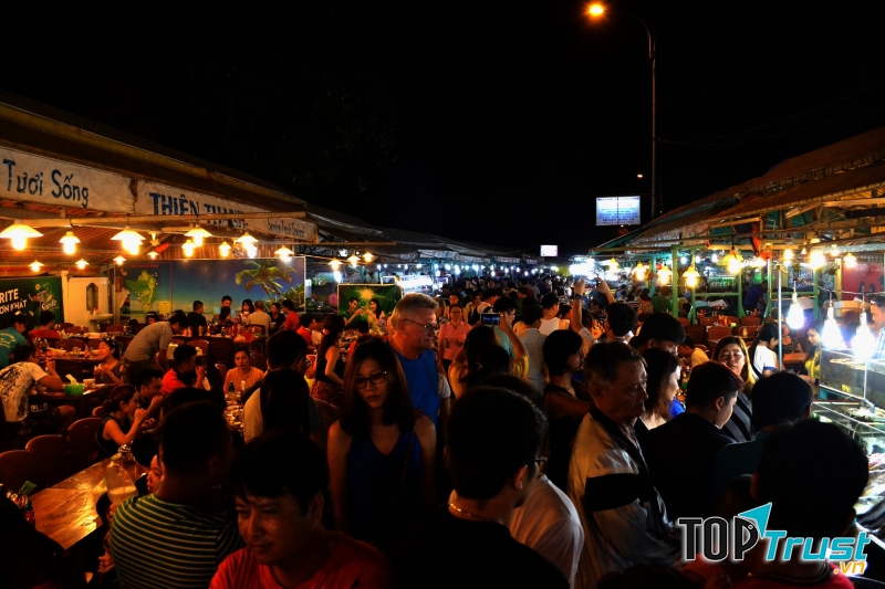 Chợ Minh Khai cungc là chợ sinh viên nhưng chỉ bán vào buổi tối từ 17h30 - 22h30