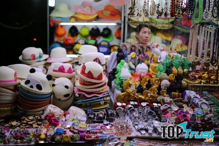 Các mặt hàng ở chợ đêm Nha Trang rất phong phú và đa dạng