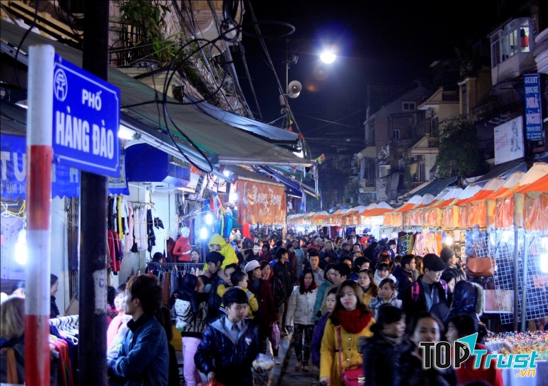Chợ đêm Phố Cổ là khu chợ buôn bán sầm uất nhất ở Hà Nội