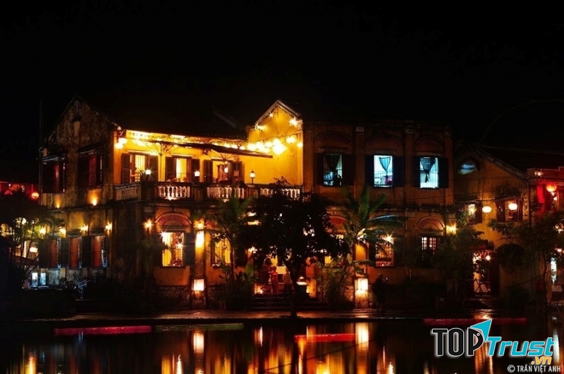 Hội An lung linh khi về đêm