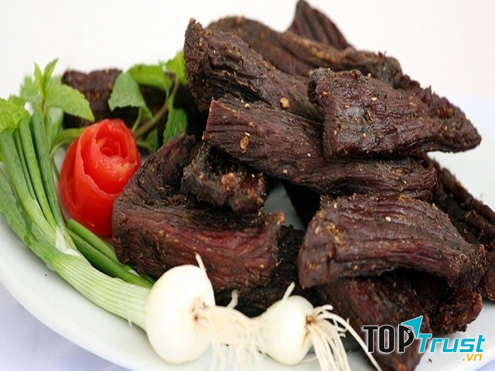 Thịt trâu gác bếp tại chợ đêm Sapa