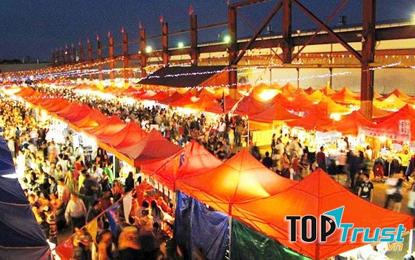 Chợ đêm Tây Đô thu hút khách du lịch trong nước lẫn ngoài nước.