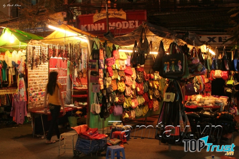 Chờ đêm Thủ Đức bán thời trang giá rẻ cho sinh viên