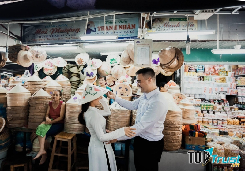 Chợ Đông Ba là điểm đến có sức hút đặc biệt, mà dường như đã quá quen thuộc với du khách dù vào ngày nắng hay mưa, dù hành trình thăm Huế dài hay ngắn.