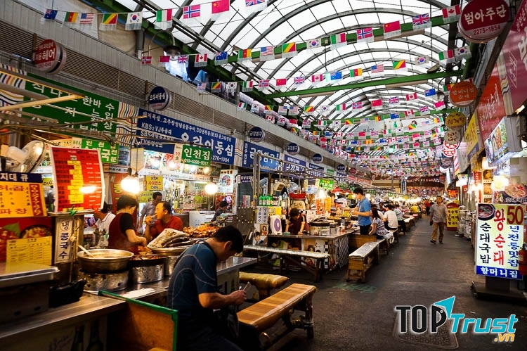 Ẩm thực là điểm sáng của khu chợ Gwangjang