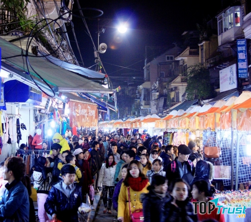 Chợ họp đến tận lúc lên đèn