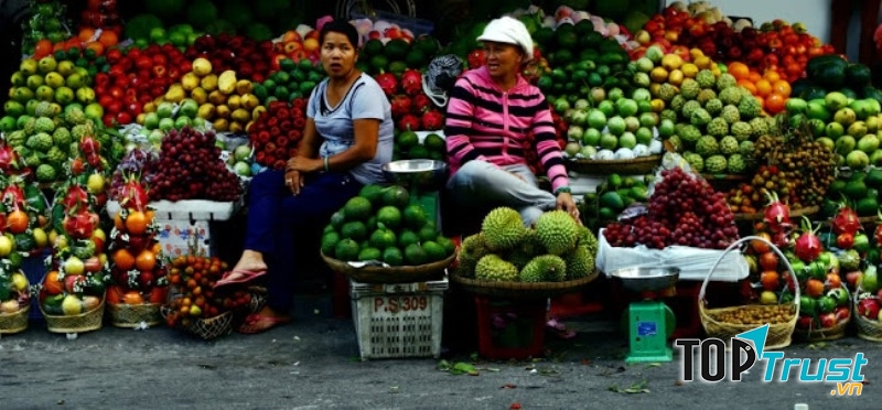 Người bán hoa quả tại chợ