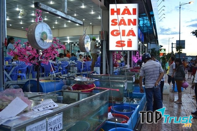 Chợ hải sản Giang ghẹ luôn bán những con hải sản còn tươi sống