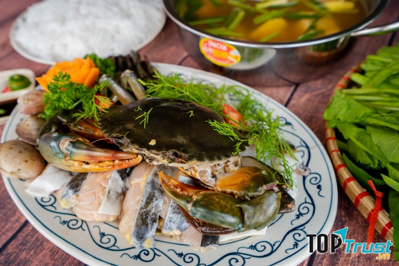 Đồ ăn tại đây khá tươi ngon, nhiều món, phong phú hải sản, phục vụ các bữa nhậu hay các buổi xem bóng đá rất hợp lý