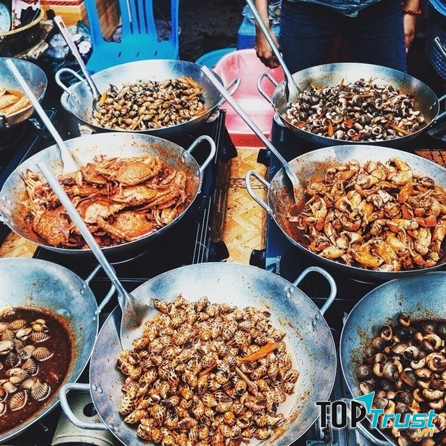 Có cả hải sản chế biến sẵn