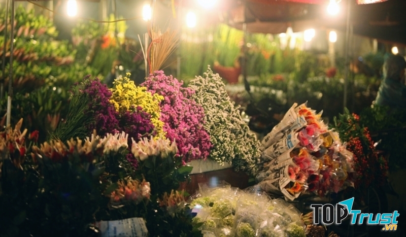 Chợ hoa đêm Mê Linh