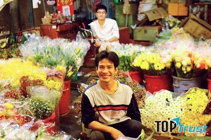 Nụ cười rạng rỡ của người bán hoa
