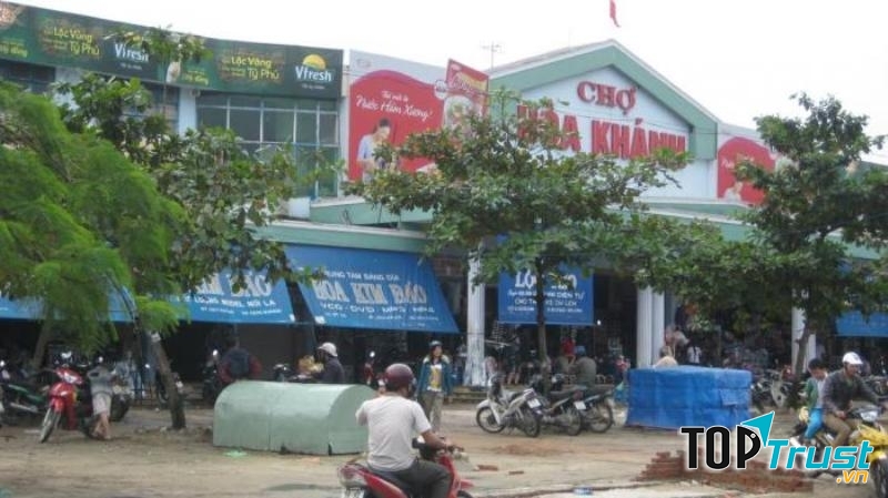 Chợ Hòa Khánh nhìn từ bên ngoài