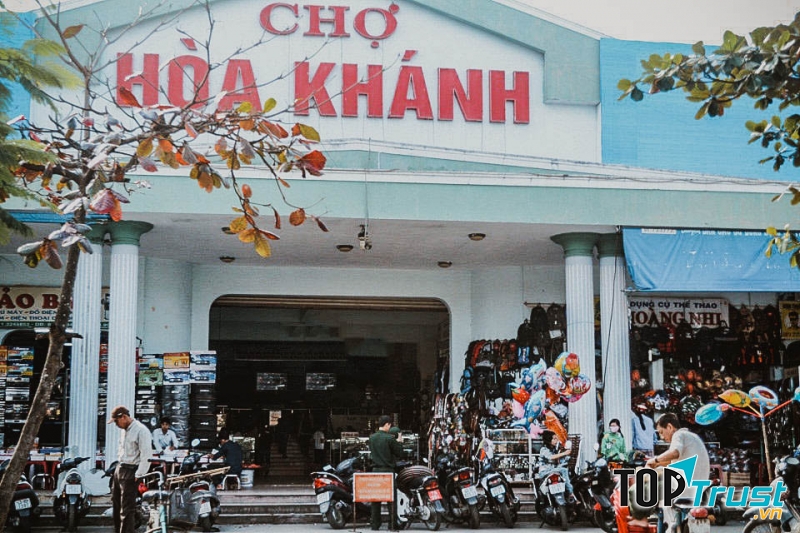 Cổng chính của chợ Hòa Khánh