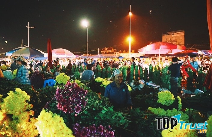 Chợ hoa Quảng Bá khi về đêm