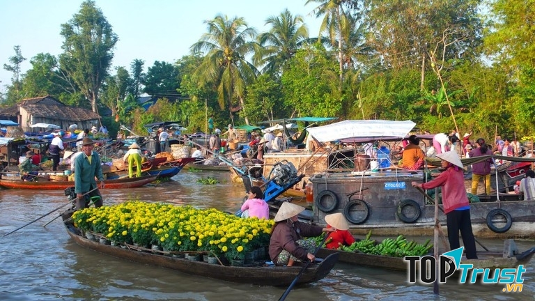Chợ hoa sông Tiền