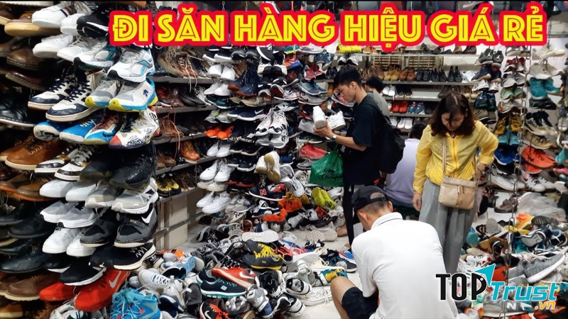 Bên cạnh những sản phẩm quần áo giá rẻ, chợ Hoàng Hoa Thám còn mang đến cho bạn nhiều sự lựa chọn về các sản phẩm túi sách và giày dép khác nhau