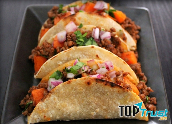 Những chiếc bánh tacos không thiếu các loại rau đi kèm.