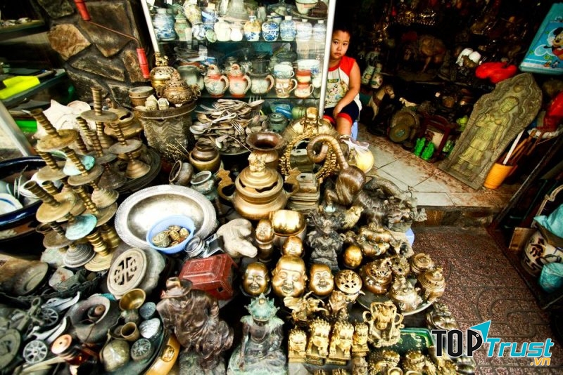 Trong giới chơi đồ cổ Sài Gòn, không ai không biết đến chợ Lê Công Kiều