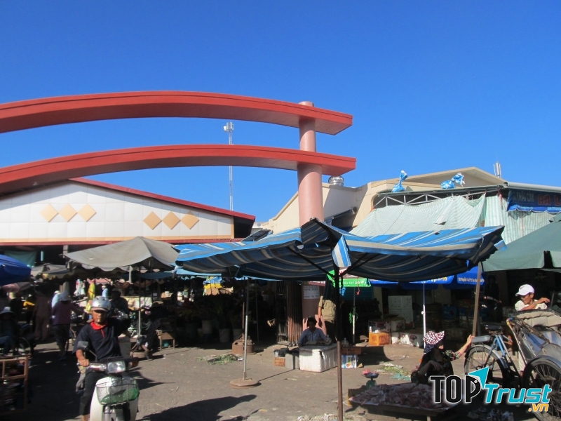 Cổng chính Chợ Lớn Quy Nhơn