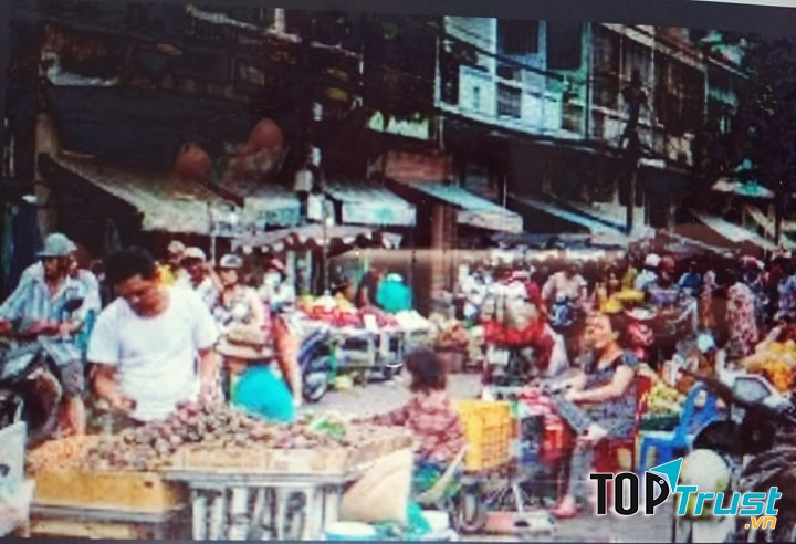Các gian hàng buôn bán tại Chợ Lớn Quy Nhơn