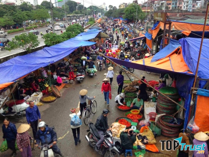 Một dải chợ Long Biên tấp nấp