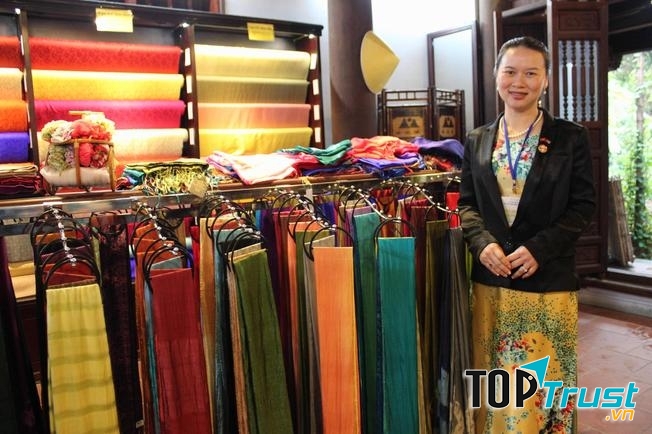 Một cửa hàng tại chợ lụa Vạn Phúc