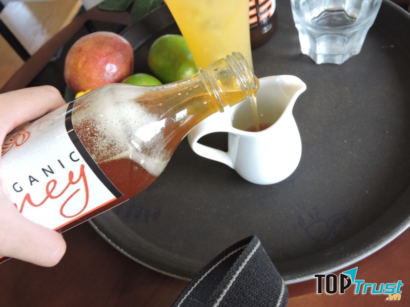 Chai mật ong ngon không hề bị đóng đá khi cho vào tủ lạnh.