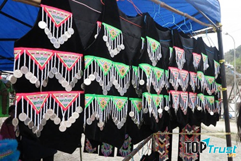 Một mặt hàng thổ cẩm ở chợ Nậm Cắn, tỉnh Nghệ An