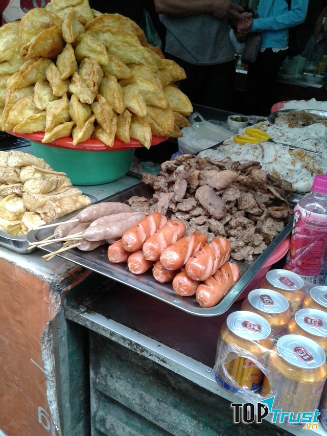 Ngoài ra chợ còn phục phụ ăn uống