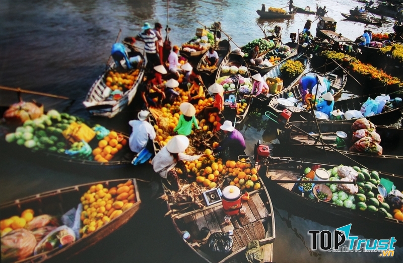 Chợ Nổi nhộn nhip với người bán và người mua