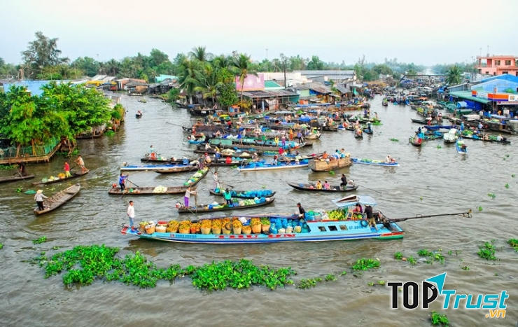 Chợ nổi Ngã Năm không chỉ là một chợ có từ lâu đời mà còn nhộn nhịp nhất ở vùng đồng bằng sông Cửu Long