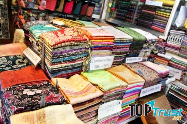 1 cửa hàng bán vải với nhiều chủng loại mẫu mã tại khu chợ