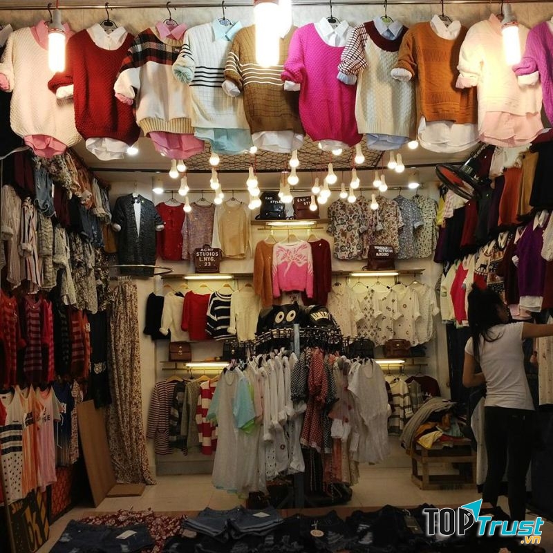 chợ Phạm Văn Hai còn cung cấp quần áo với giá sỉ với giá khá rẻ cho những bạn muốn bán hàng online hoặc mở shop thời trang bình dân