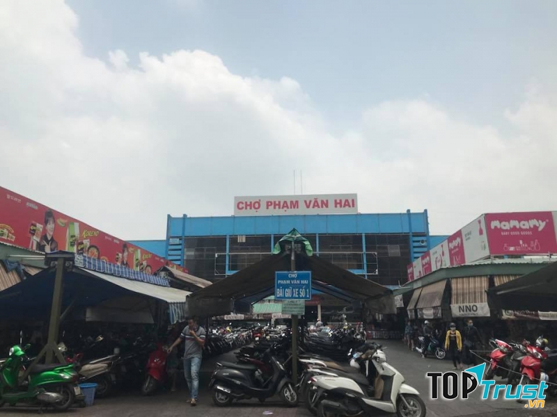 Chợ Phạm Văn Hai nằm trên đường Phạm Văn Hai ở Tân Bình