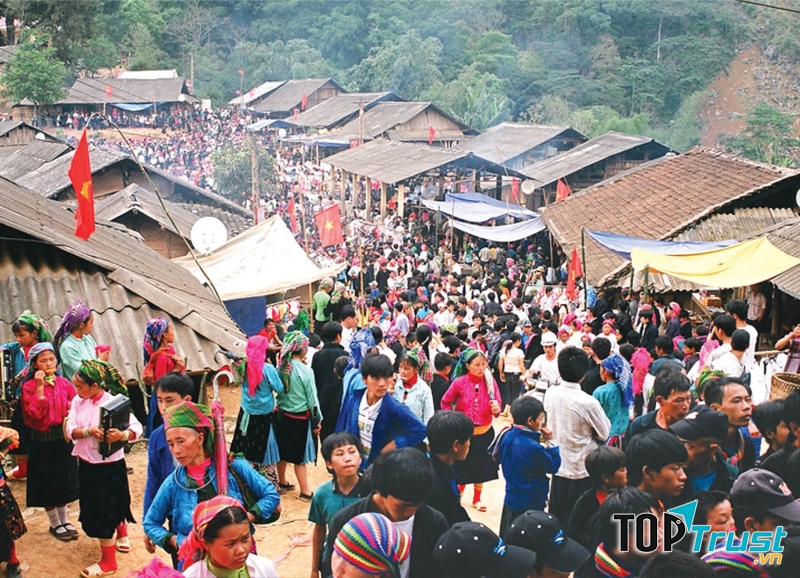 Chợ phiên vùng cao Tả Sìn Thàng