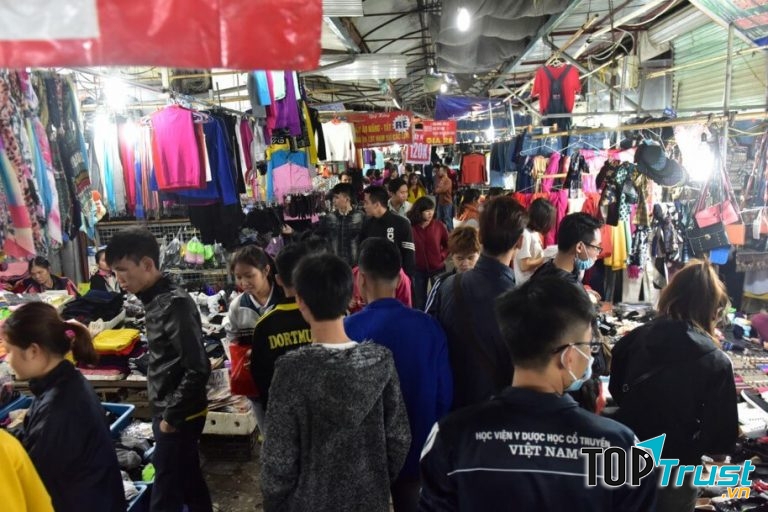 Chợ Phùng Khoang thu hút rất đông các bạn sinh viên