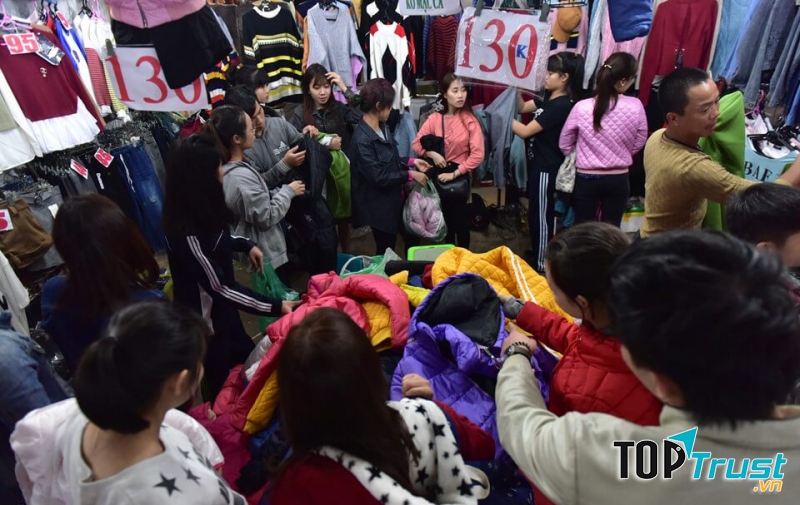 Một cửa hàng quần áo trong chợ