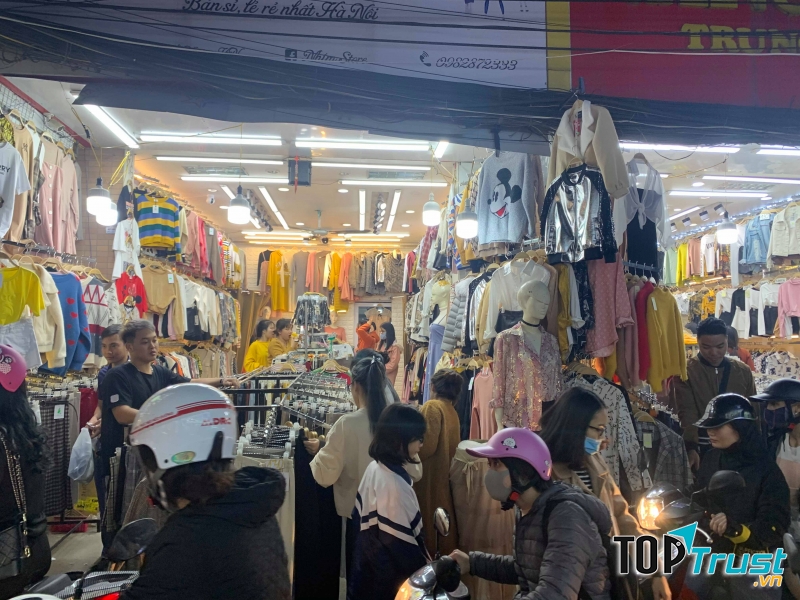 Các mặt hàng ở chợ Phùng Khoang có giá giao động từ vài chục cho đến vài trăm nghìn