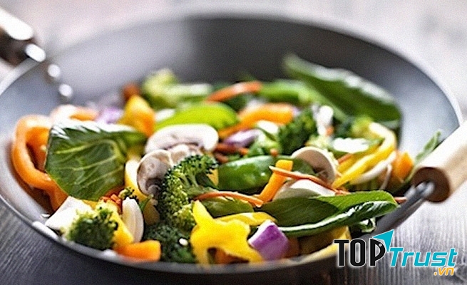 Không nên cho quá nhiều rau vào chảo để nấu
