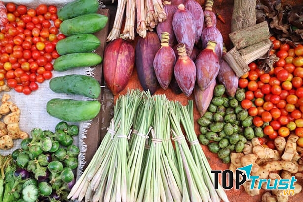 Chợ sáng trong hẻm nhỏ của Luang Prabang